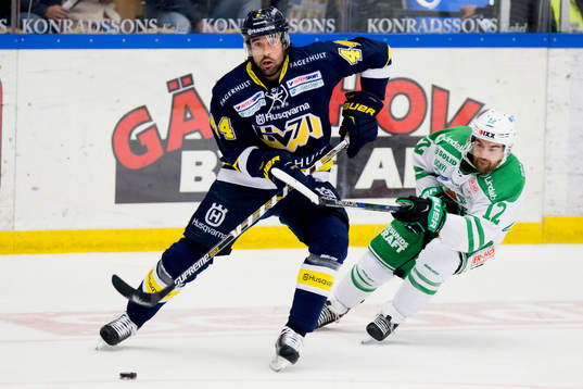 s Ryan O´Byrne mot Rögles Jack Connolly
