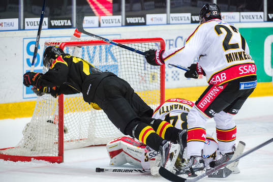 Luleås Brendan Mikkelson  tacklar Brynäs Adam Brodecki