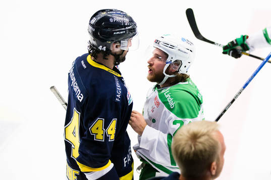 s Ryan O´Byrne i gruff med Rögles Alex Aleardi