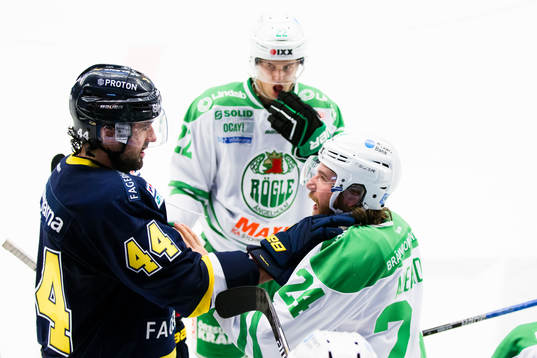 s Ryan O´Byrne i gruff med Rögles Alex Aleardi