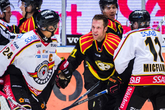 Brynäs Greg Scott i bråk med Luleås Johan Harju