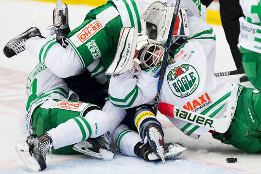 Rögles målvakt Oscar Dansk hamnar i en hög av spelare