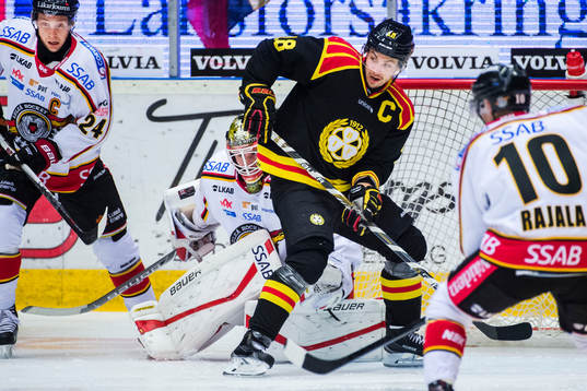 Brynäs Anton Rödin framför Luleås målvakt Joel
