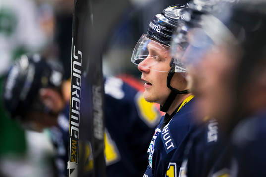 s Simon Önerud ser deppig ut i båset