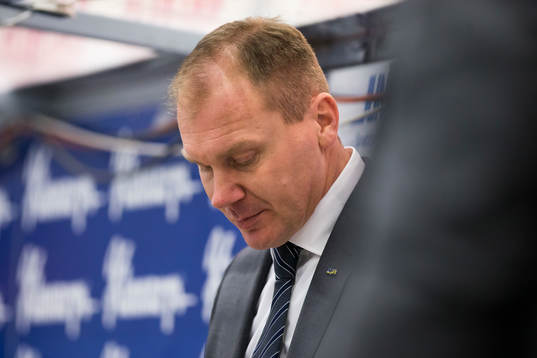 s tränare Johan Lindbom ser deppig ut