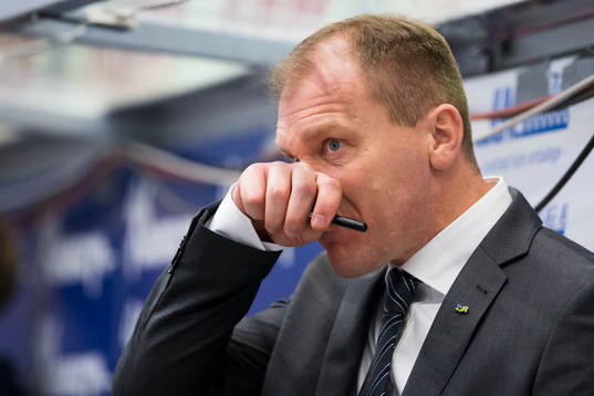 s tränare Johan Lindbom ser deppig ut
