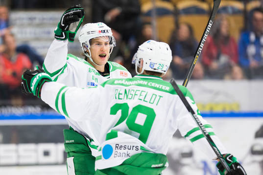 Rögles Sebastian Wännström och Ludvig Rensfeldt jublar