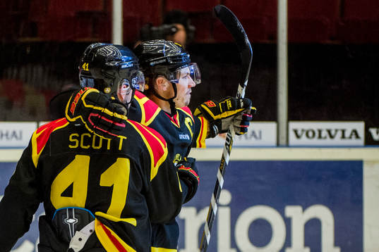 Brynäs Anton Rödin jublar med Greg Scott