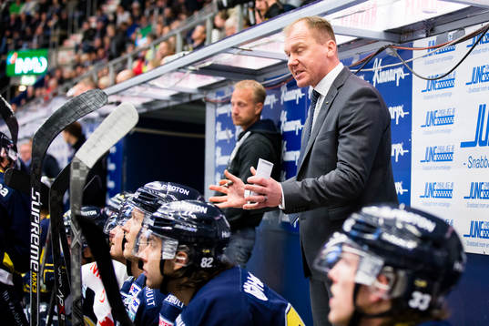 s tränare Johan Lindbom ser frustrerad ut