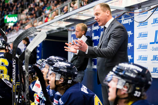 s tränare Johan Lindbom coachar