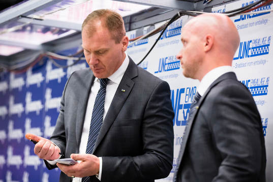s tränare Johan Lindbom och assisterande tränare Tim