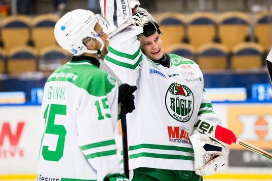 Rögles målvakt Oscar Dansk glad