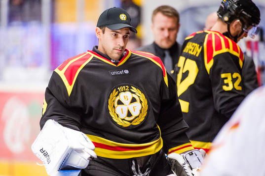 Brynäs målvakt Bernhard Starkbaum  deppar