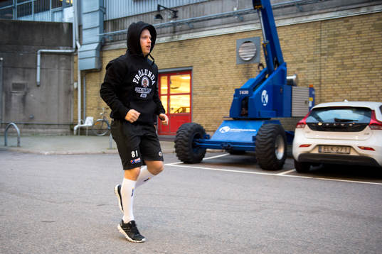 Frölundas Ryan Lasch värmer upp innan ishockeymatchen i