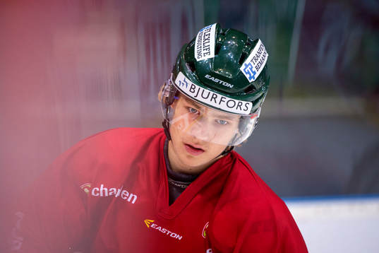 Frölundas Kristoffer Gunnarsson värmer upp innan