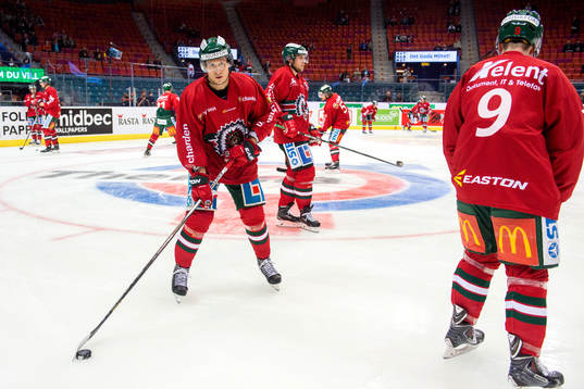 Frölundas Elias Fälth värmer upp innan ishockeymatchen i