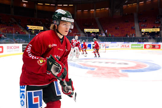 Frölundas Kristoffer Gunnarsson värmer upp innan