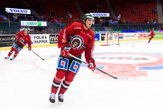 Frölundas Andreas Johnson värmer upp innan