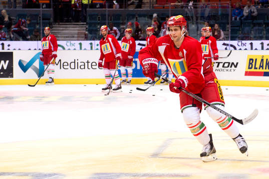 Modos Oscar Hedman värmer upp innan ishockeymatchen i SHL