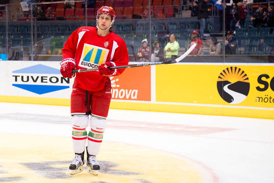 Modos Oscar Hedman värmer upp innan ishockeymatchen i SHL