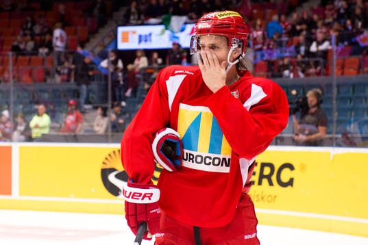 Modos Oscar Hedman värmer upp innan ishockeymatchen i SHL