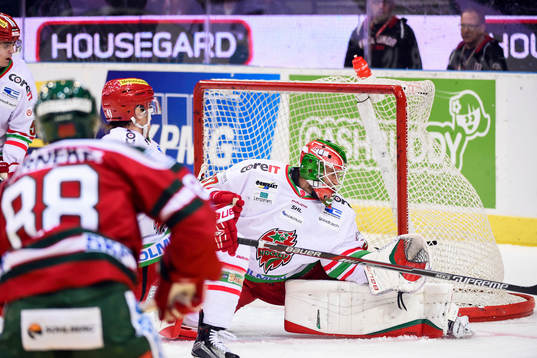Frölundas Andreas Johnson gör 1-0 bakom Modos målvakt