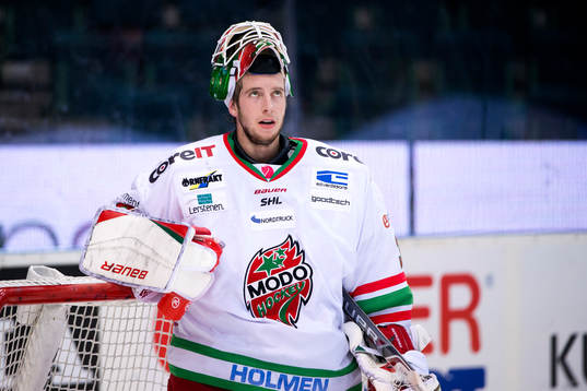 Modos målvakt Adam Reideborn deppar