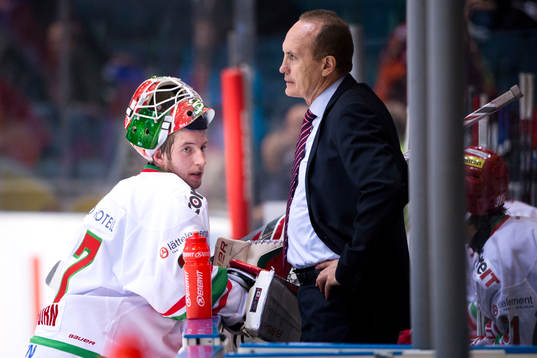 Modos målvakt Adam Reideborn och tränare Larry Huras
