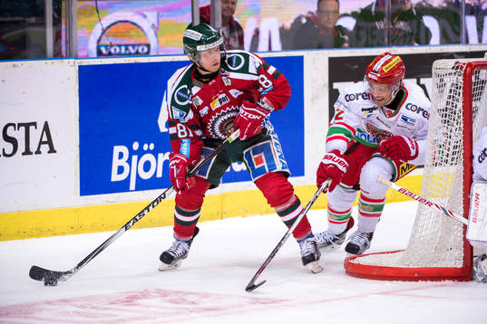 Frölundas Ryan Lasch jagas av Modos Jonathan Léman