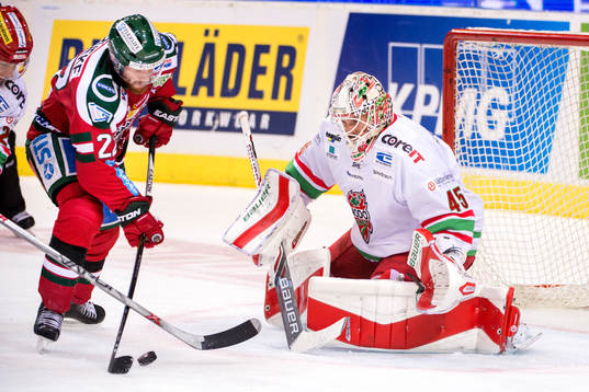 Frölundas Robin Figren oroar framför Modos målvakt