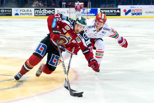 Frölundas Patrik Carlsson jagas av Modos Albin Carlsson