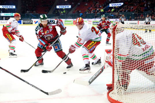 Frölundas Robin Figren oroar framför Modos Albin Carlsson