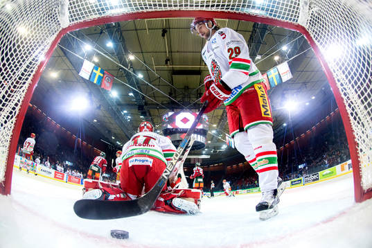 Modos Dennis Persson hämtar pucken i målet
