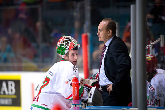 Modos målvakt Adam Reideborn och tränare Larry Huras