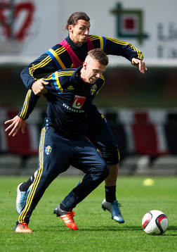Pontus Wernbloom dras ned av Zlatan Ibrahimovic