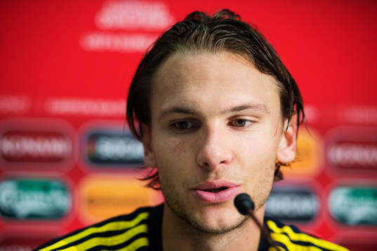 Albin Ekdal på en presskonferens med Sveriges