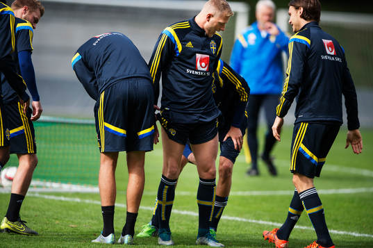 John Guidetti drar upp shortsen