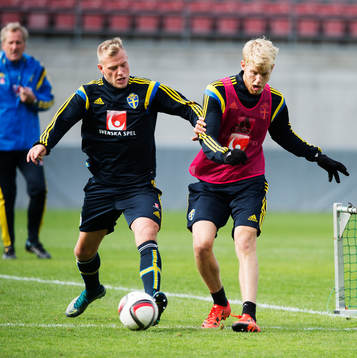 John Guidetti kämpar mot Filip Helander