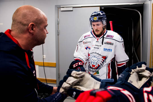 Linköpings Anton Blomberg lämnar isen