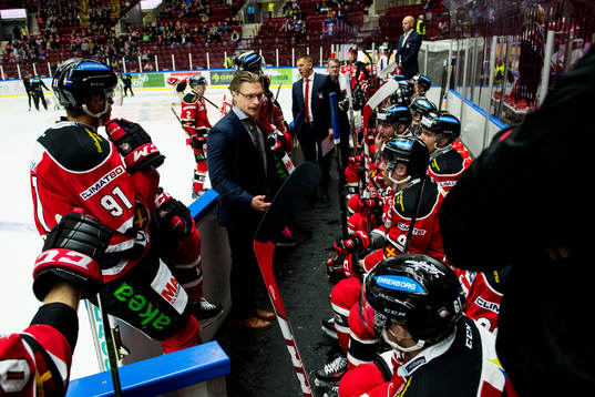 Malmö Redhawks tränare Björn Hellkvist pratar med sina