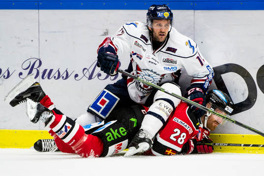Linköpings Sebastian Karlsson sitter på Malmö Redhawks