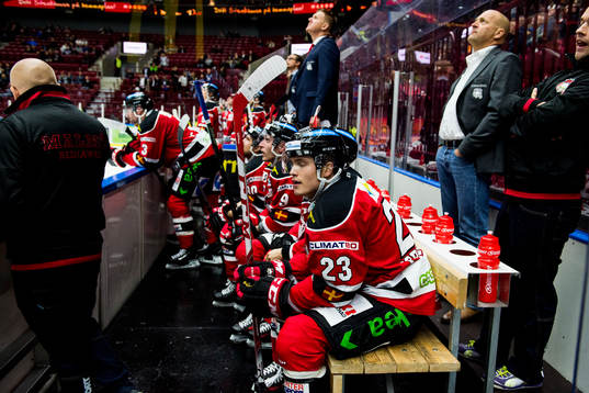 Malmö Redhawks Christoffer Forsberg deppar i båset