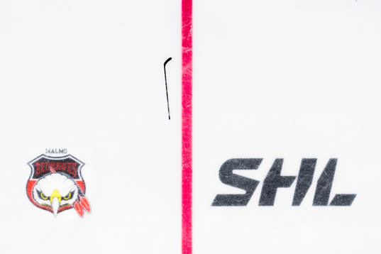 Malmö Redhawks klubbmärke och SHL står i isen och en