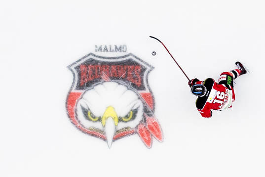 Malmö Redhawks Magnus Häggström med pucken framför