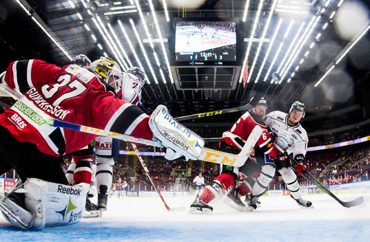 Linköpings Jacob Lilja (th) skjuter in 1-4 målet