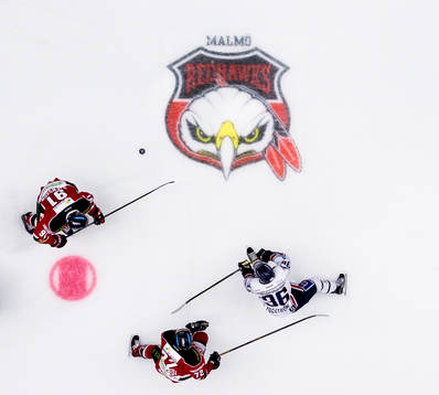 Malmö Redhawks Magnus Häggström och TJ Galiardi mot