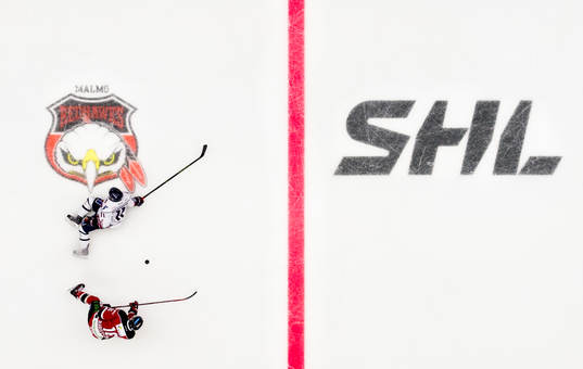 Malmö Redhawks Magnus Häggström fintar bort Linköpings