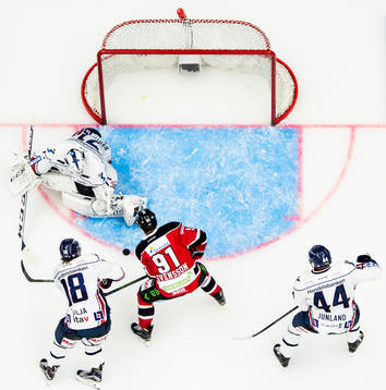 Malmö Redhawks Björn Svensson med ett friläge framför