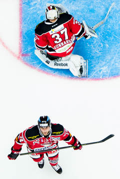 Malmö Redhawks målvakt Jonas Gunnarsson och Derek Meech