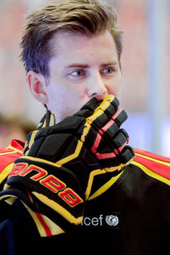 Brynäs Mathias Porseland deppar före ishockeymatchen i